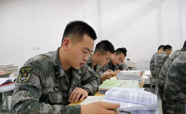 2021年军校招生遇“滑铁卢”，大幅降分仍招不满，铁饭碗不香了？
