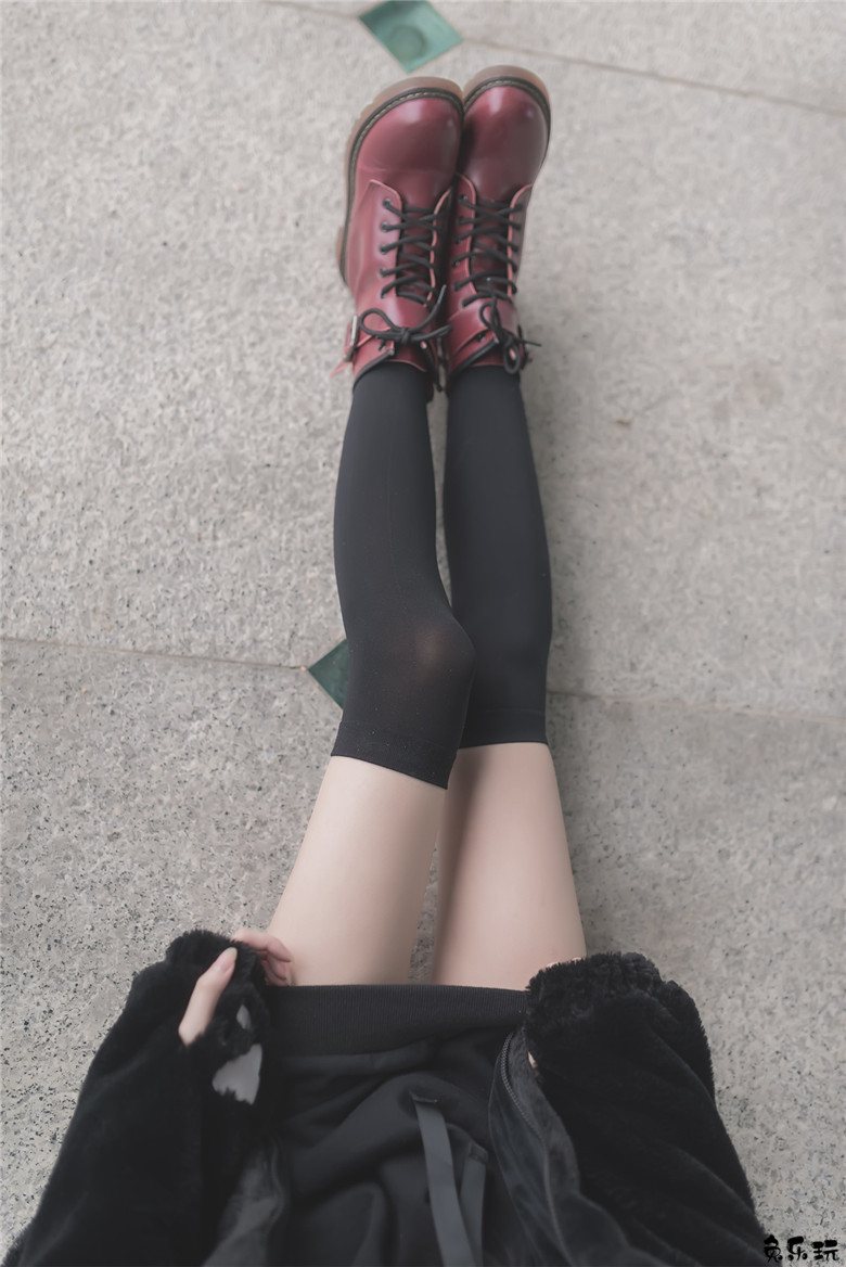 【福利姬】让人喜欢的黑丝及膝袜小细腿！太美了（48P）