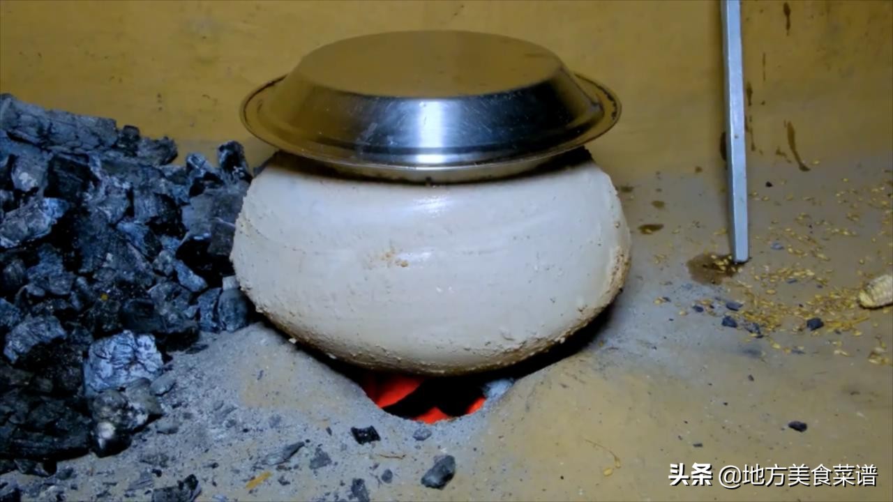 尼泊尔农村，村长家请人干活，中午没啥菜，儿媳妇炒鸡蛋招待大伙