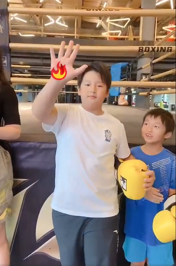 邹市明一家五口为中国健儿加油，激情澎湃，小儿子剪短发颜值超高