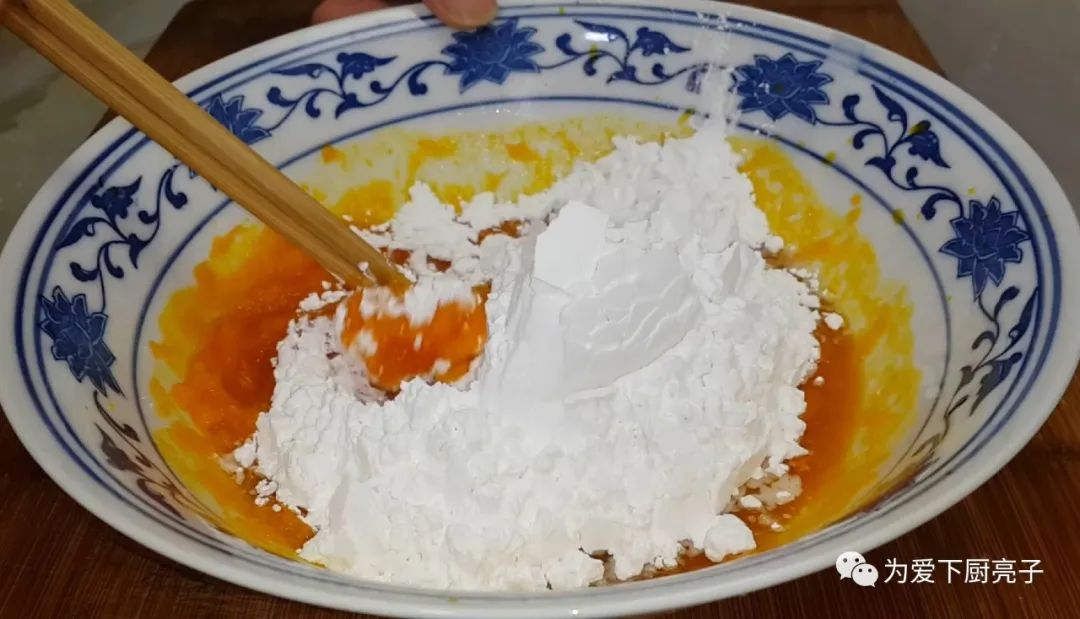 自制南瓜丸子的做法，锅里一炸，出锅不发硬不吸油，全家都抢着吃