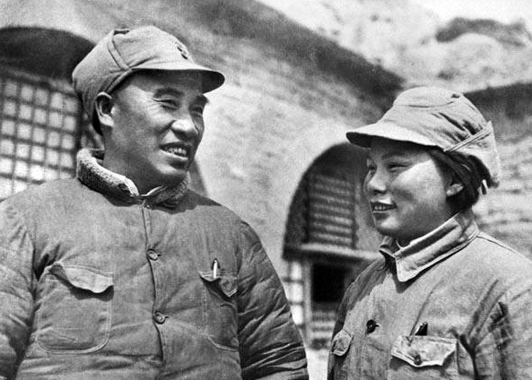 她是副国级，丈夫是正国级，丈夫105岁时瘫痪的她突然站起走路了