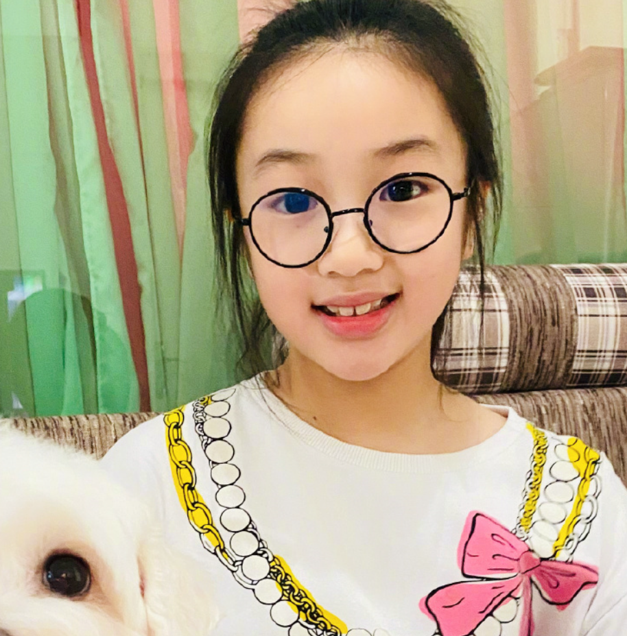 吴尊晒庆生照，以为曹华恩够美，看了Neinei才懂女大十八变