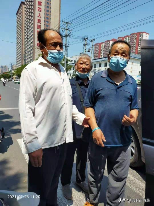 河北衡水爱家乡志愿者助力七旬老人医院体检