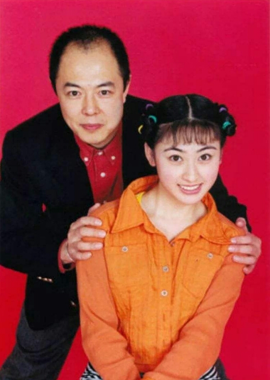 与大25岁的张铁林同居，后又嫁给大23岁老戏骨，如今婚姻幸福美满