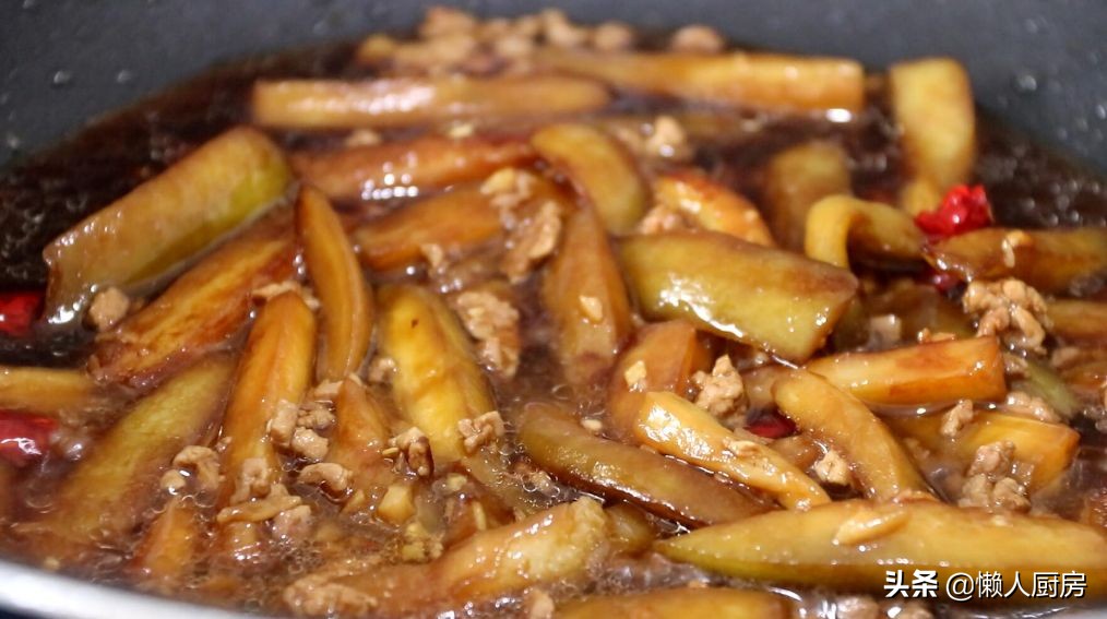 1根茄子，一块猪肉，这是茄子肉末焖面的做法，真好吃