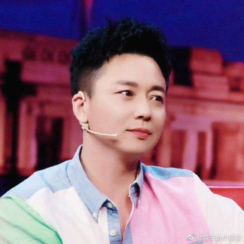 两段婚姻失败后，他独自抚养两个孩子，50岁后开