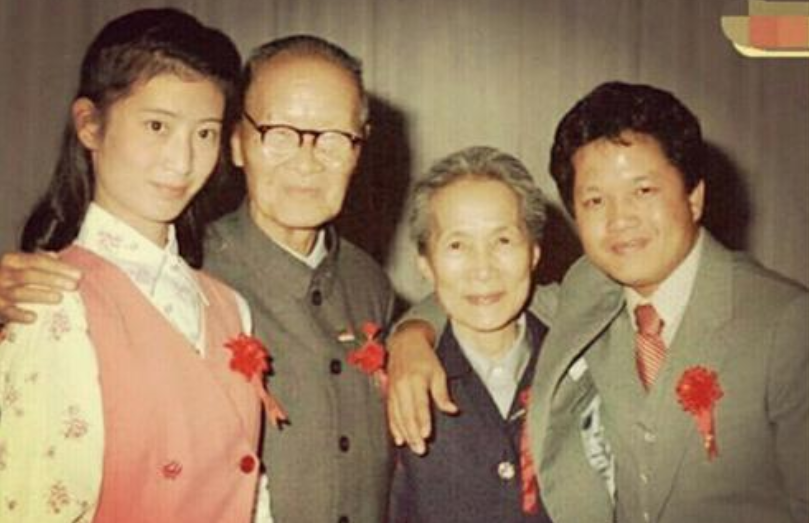 黄植诚驾百万战机回归大陆，受邓小平亲切接见