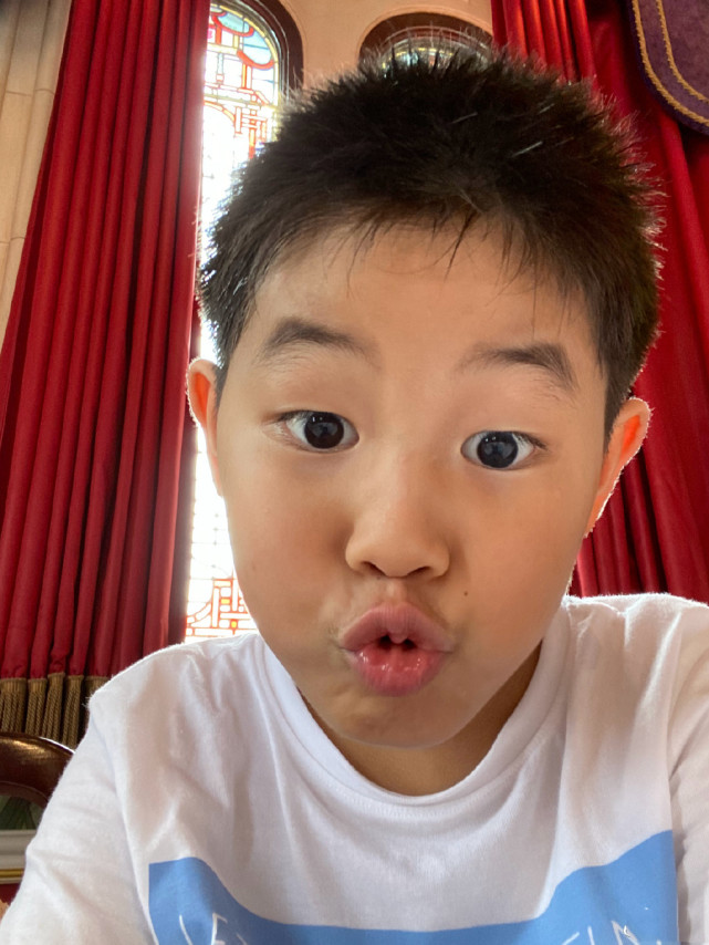 胡可曬兩兒子近照，兄弟倆皮膚對比鮮明，安吉身材向爸爸沙溢看齊