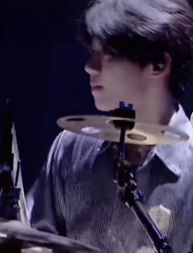 胡宇桐|《明日之子》选手胡宇桐被担架抬进救护车 曾捂着心脏痛哭站都站不稳