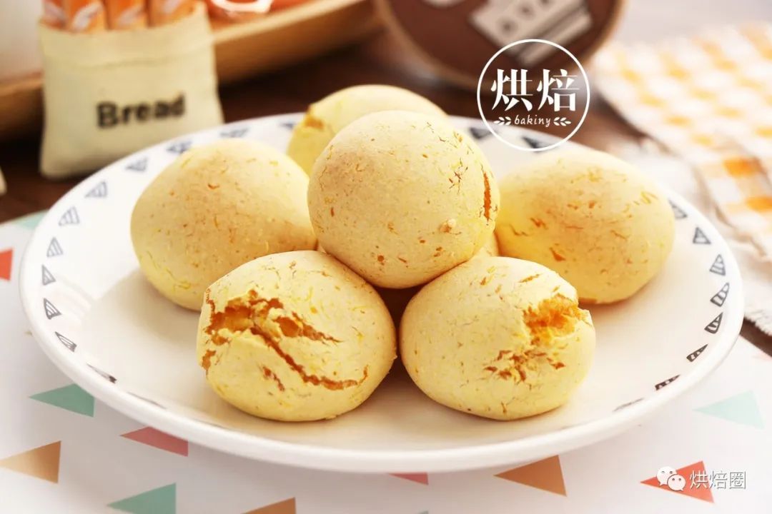 无油脆皮南瓜球 脆脆的淡黄色外衣 里面糯糯的能拉丝 巨好吃