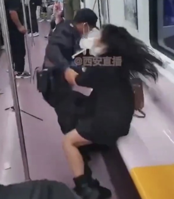 西安地铁保安强行拖拽女乘客下车，官方回应