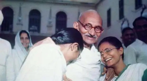 圣雄甘地火化现场：十多名女子跳入火海殉葬，