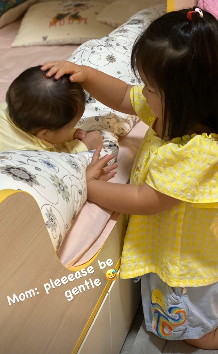 李亞男曬倆女兒同框照，姐姐摸妹妹腦袋溫柔寵溺，畫面溫馨有愛