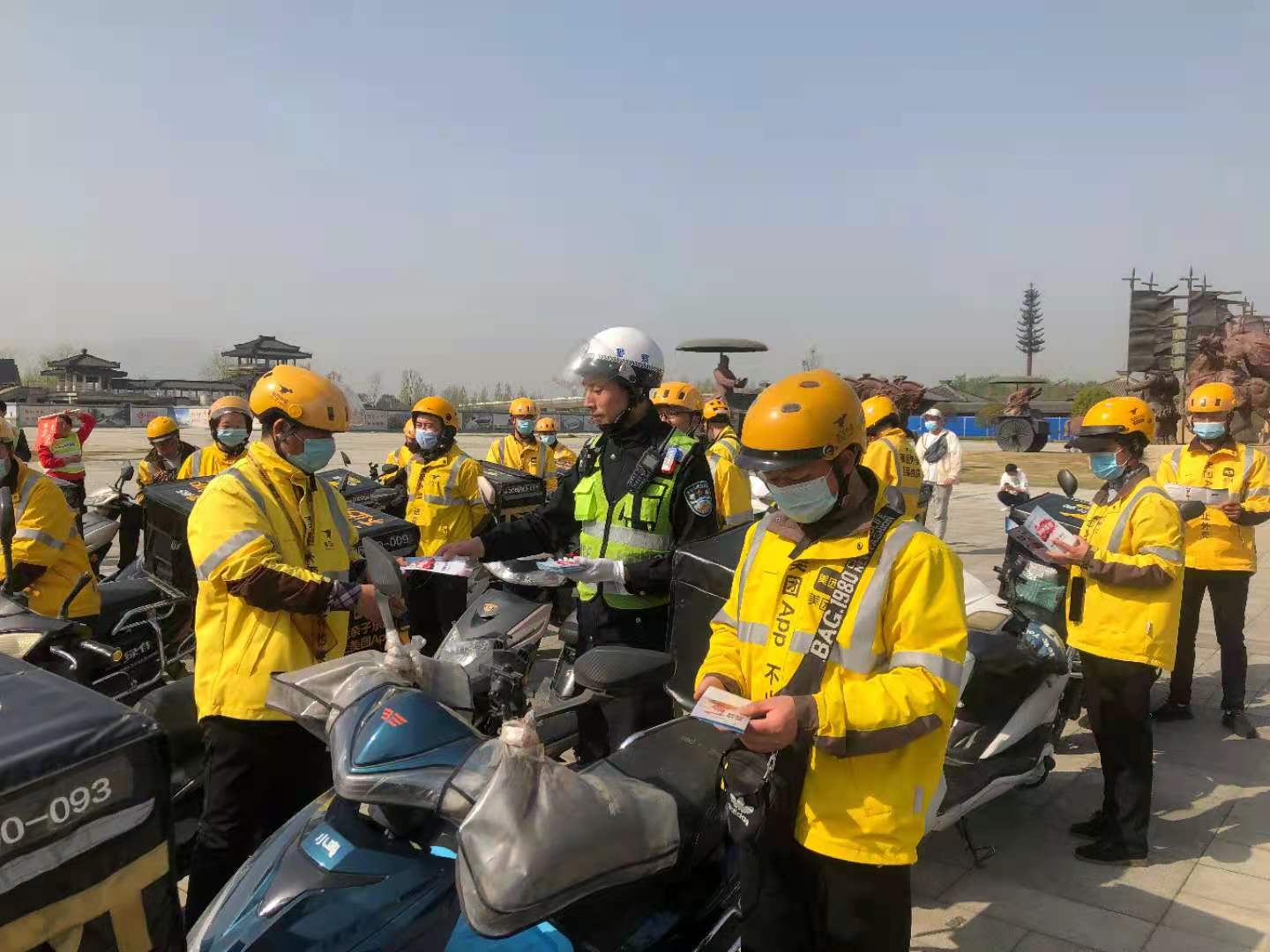 交通文明引领城市文明 汉中公安交警二大队携手美团外卖、驾校学员开展主题宣传教育活动