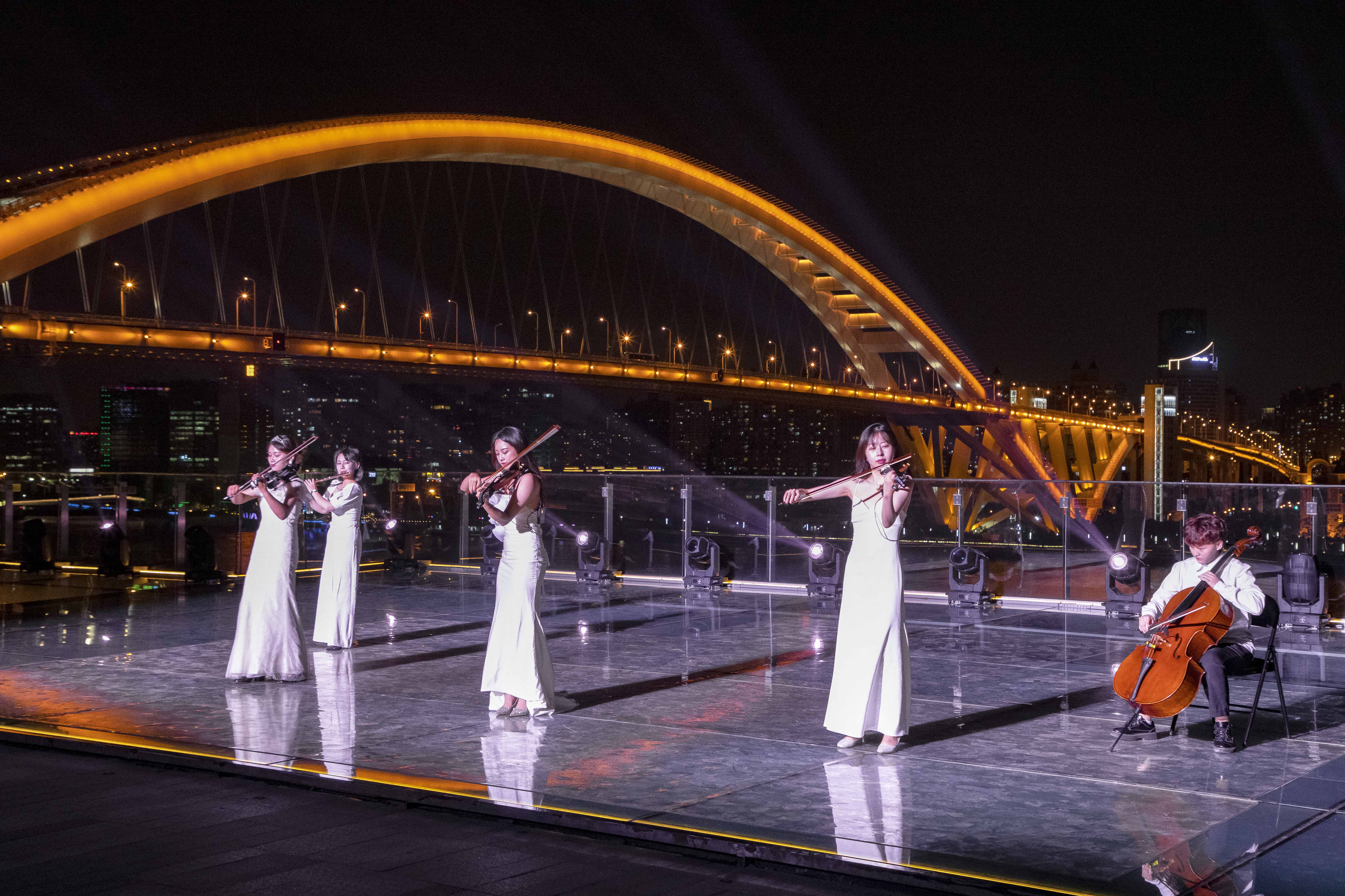 夜游上海新去处，这里有精彩的表演，也有让人沉醉的城市夜景