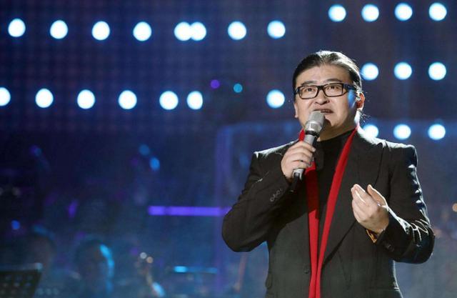 刘欢：与卢璐相守32年，内里却是个酒鬼，曾喝到“股骨头坏死”