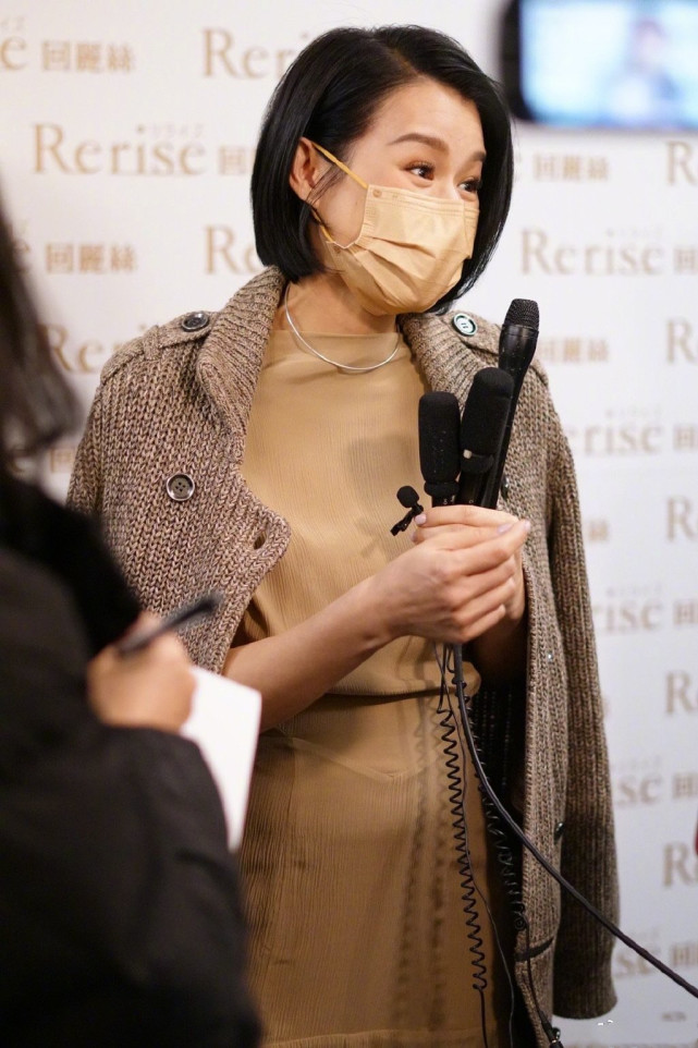 胡杏兒摟倆兒子幸福同框，奕霆趴媽媽孕肚感受胎動，畫面溫馨有愛