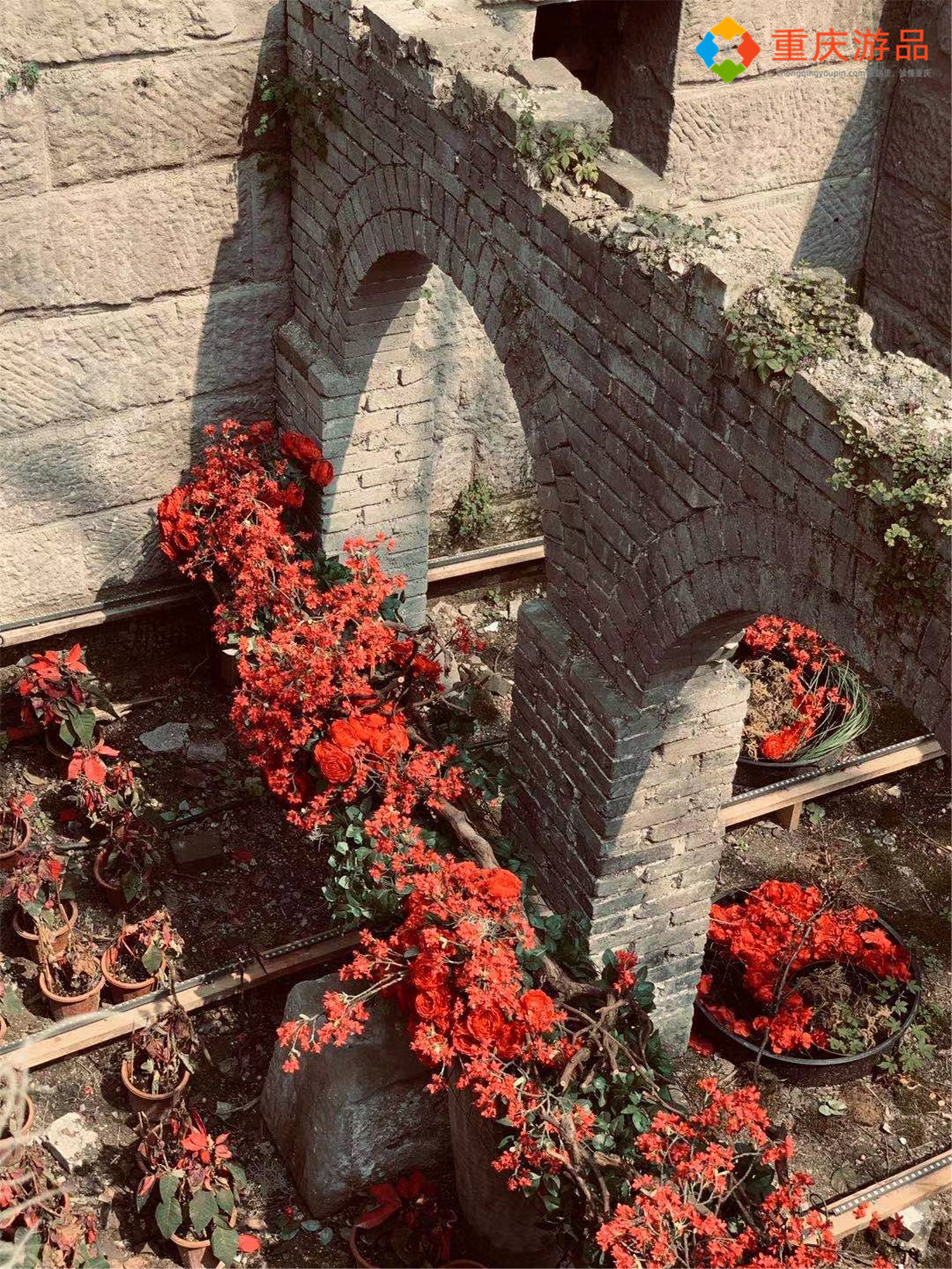 重庆2021年热门打卡地：山城巷法国教堂，废墟之上的望江花园