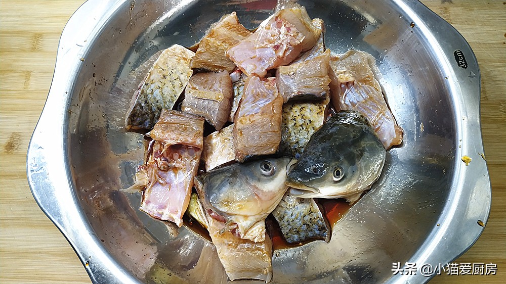 教你做非常简单的砂锅焖草鱼，不用煎也不用油炸，好吃特下饭