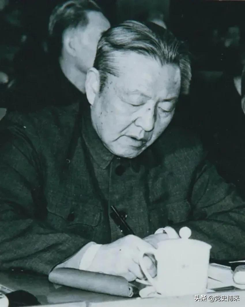 邓小平鲜明地提出坚持四项基本原则，稳定了全国局势，习仲勋高度评价为全党提供了强大的武器