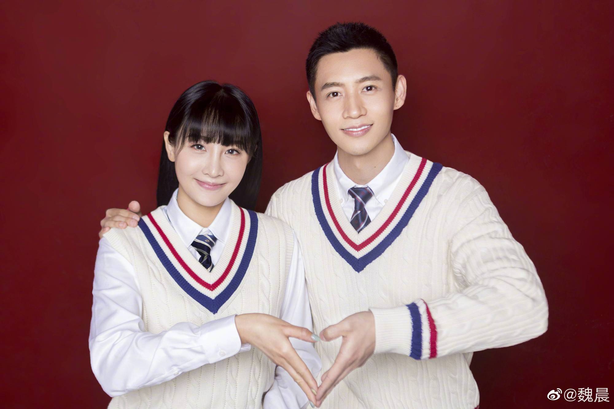 魏晨520卡点宣布婚讯，校服比心太甜蜜