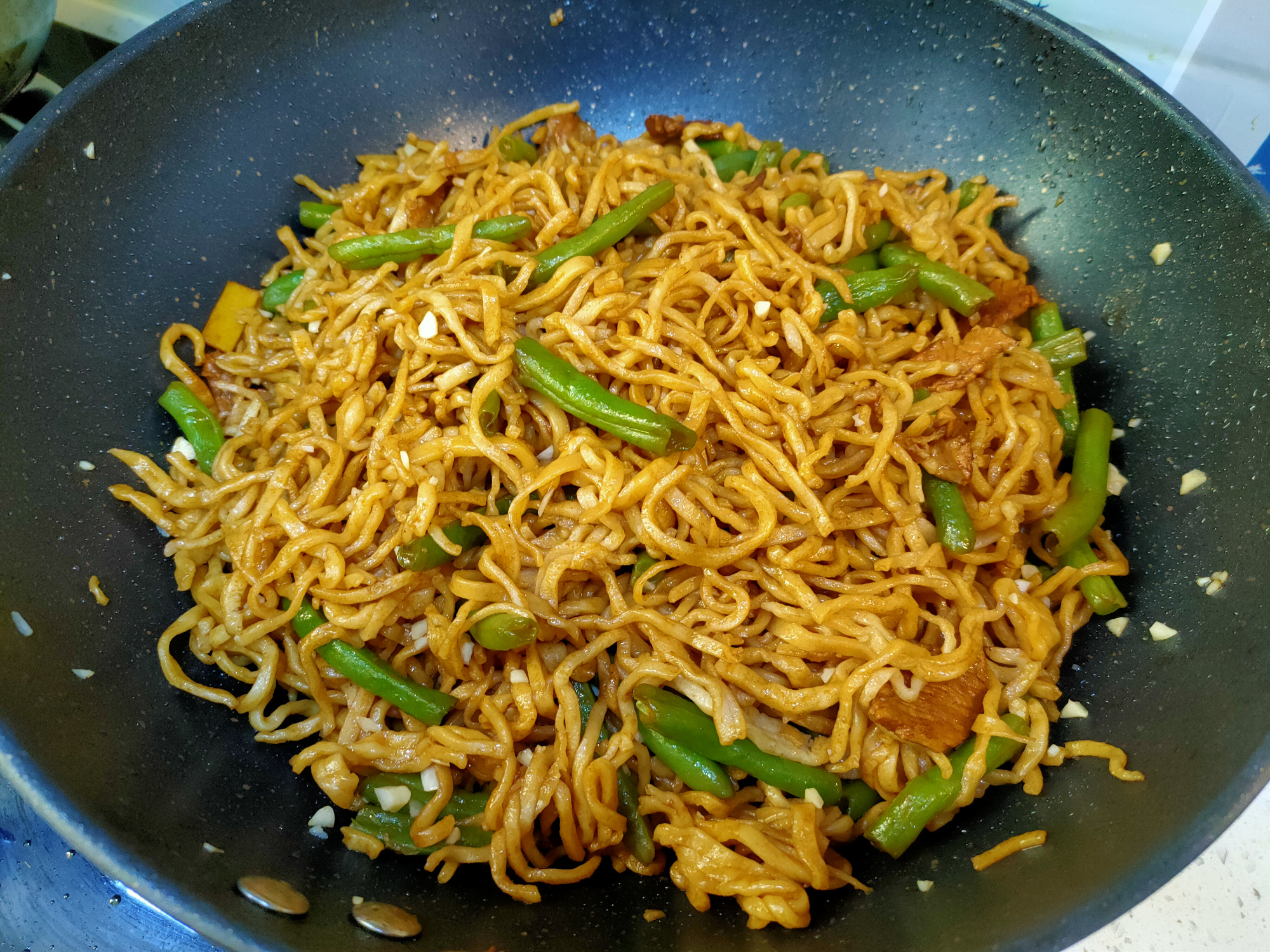 豆角焖面怎么做才好吃？掌握几个技巧，面条劲道不粘连、喷香入味