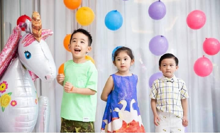 Jasper出席鄭希怡女兒生日會，手插兜有大哥範，男帥女美