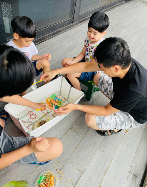 林志颖晒与儿子宅家日常，kimi长成男子汉，凯凯被剪坏头发超喜庆