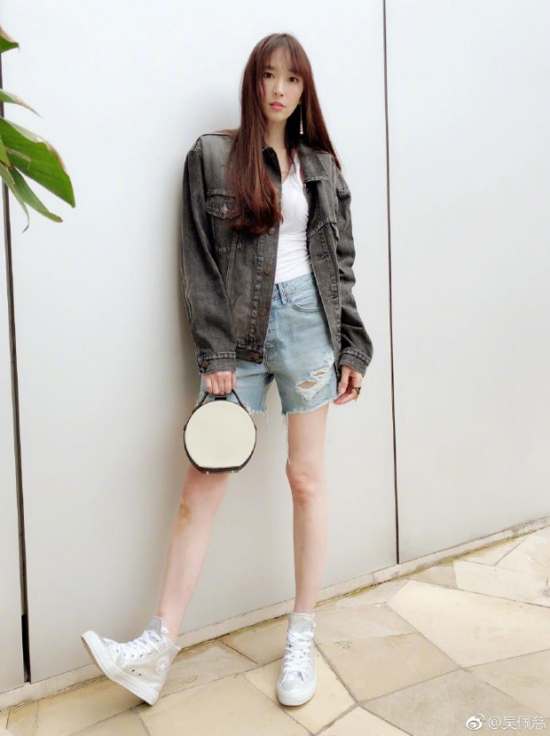 吴佩慈罕带娃逛街，出行没保镖穿过时风衣，未婚7年拼四胎获40亿