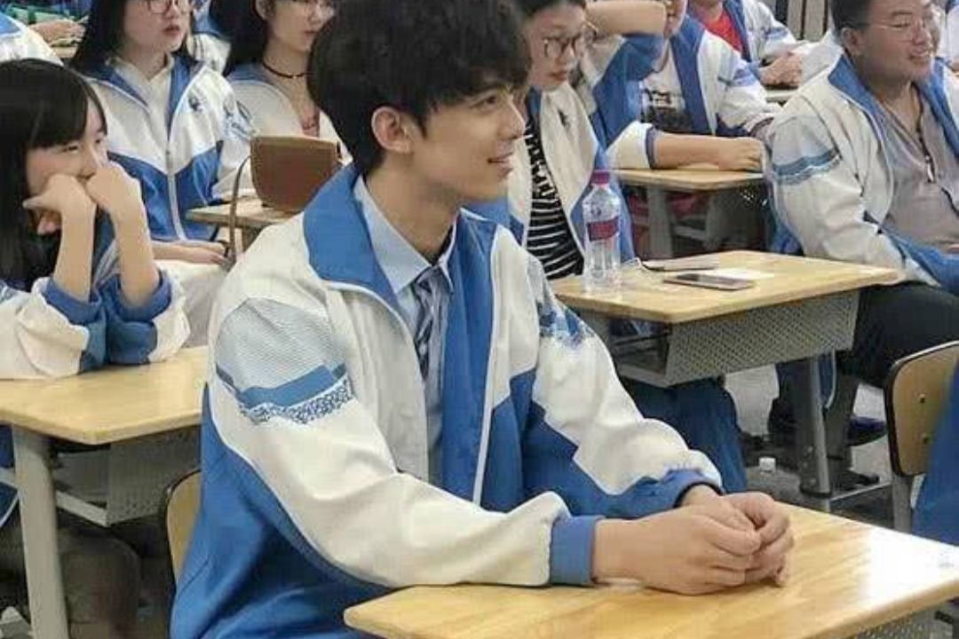 Why are Chinese school uniforms so "ugly"?The student party was