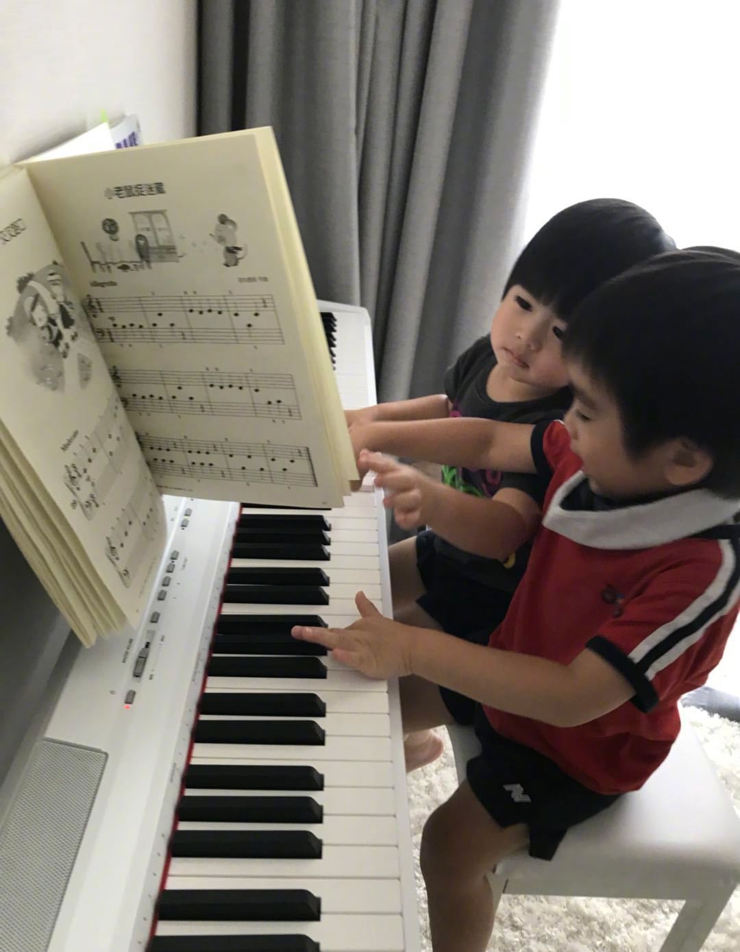 林志穎曬次子學烏克麗麗有模有樣，老三盯著哥哥眼神放空萌態足