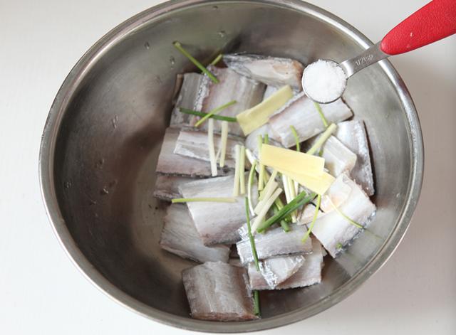 图片[2]-糖醋带鱼的做法步骤图还在做红烧带鱼吗20年掌勺厨师长教你做-起舞食谱网