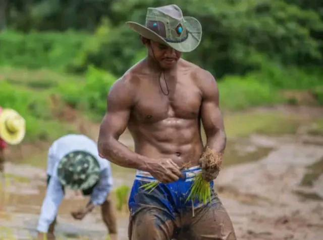 泰国世界拳王身价上亿，酷爱干农活，生活淳朴