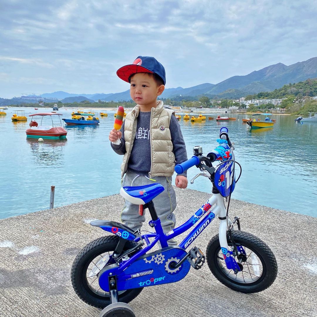 胡杏兒老公和大兒子出遊，父子並排騎車超帥，透露不帶弟弟的原因