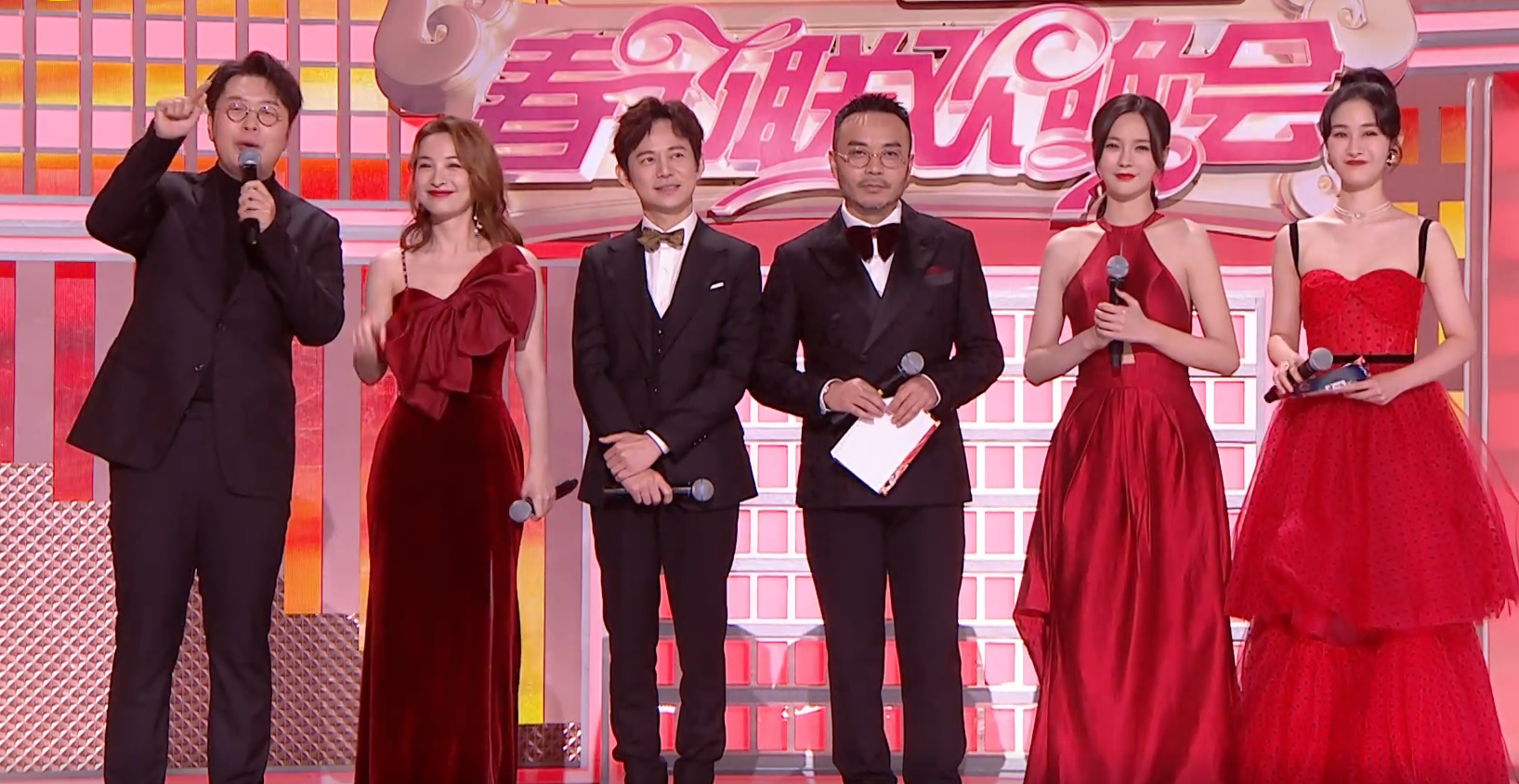 湖南春晚主持百态：吴昕浮夸，沈梦辰造型抢镜