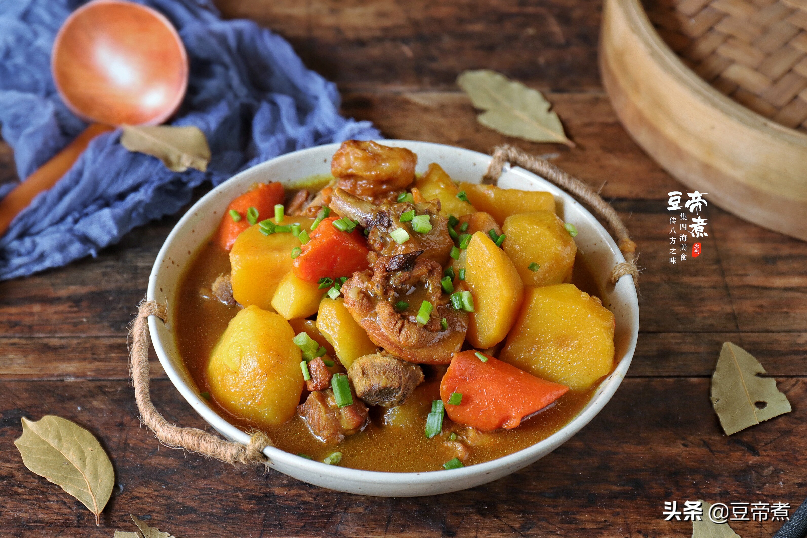 老妈说油炸鸡腿上火还易胖，不如和土豆一起炖，盖饭饭香