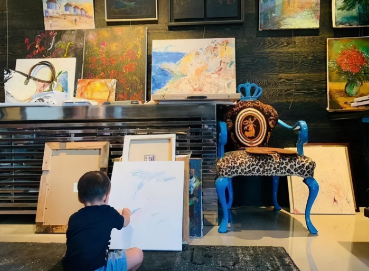 周杰倫夫婦同框秀恩愛，夫妻赤腳水中嬉戲，昆凌曬老公視角照超仙