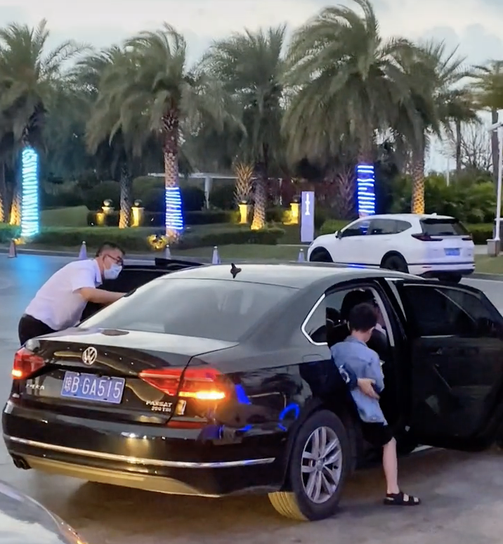 度假一家三亞度假被偶遇，神秘女孩兒現身，再被質疑是霍思燕二胎