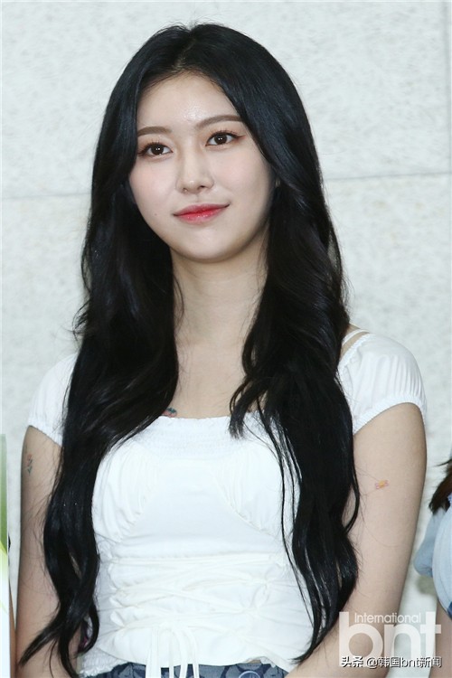 「bnt PHOTO」MOMOLAND为低收入家庭女性 捐赠1500套女