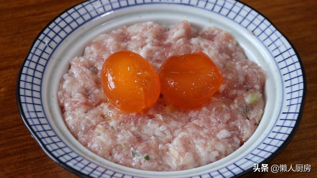 在飯店吃飯發現鹹蛋黃蒸肉餅，回家復刻了這道菜，沒想到很好吃