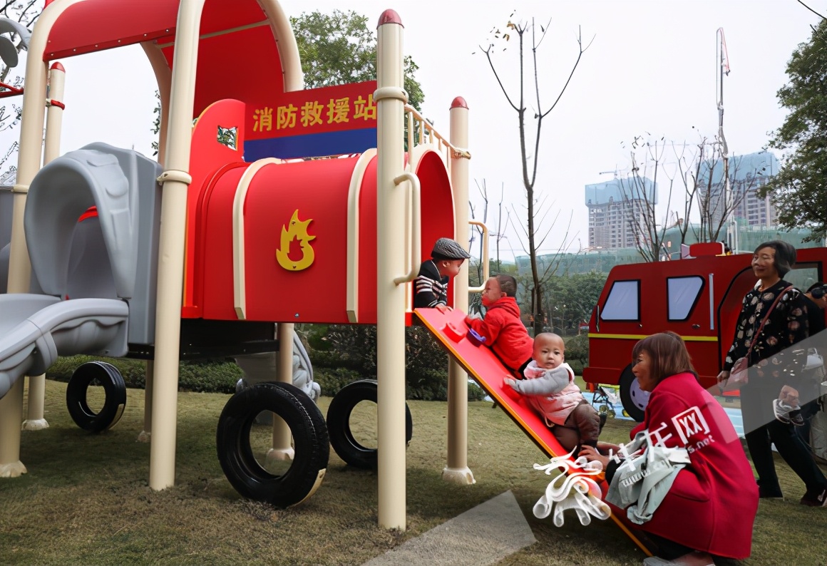重庆首个青少年消防主题公园开园 可体验水枪灭火、“火场”逃生