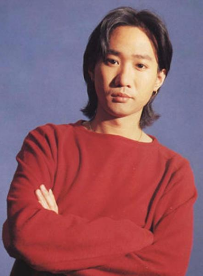 1993年，黄家驹和主持人掉下舞台，一人死亡，他却因为安全帽幸免