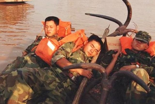 98年抗洪感人一幕 百姓堤坝前哭喊 你们别跳了 房子我们不要了 新闻头条