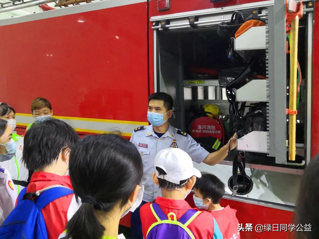 小天使们与“单身汉”“约会”了——记红色文化小天使慰问消防救援员