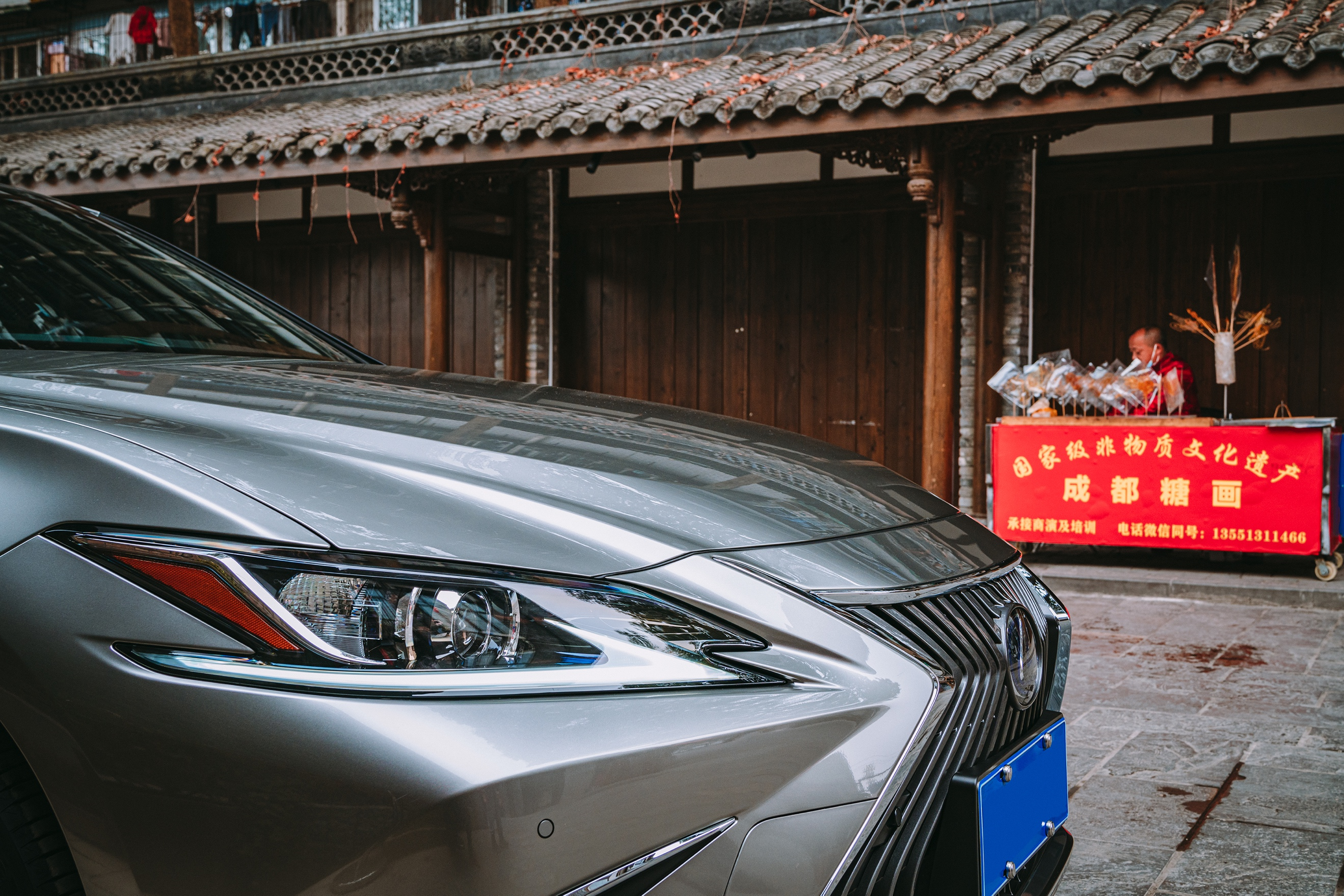 感受城市，需要一台安静并且舒适的雷克萨斯ES