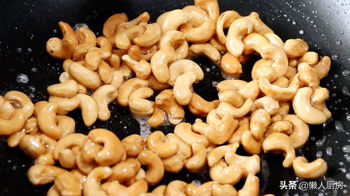 腰果不用油炸，撒點白糖炒一炒，比油炸得更好吃，香甜酥脆