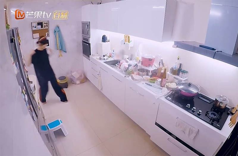 賈靜雯的家，設計時尚又實用，客廳簡直是孩子的天堂