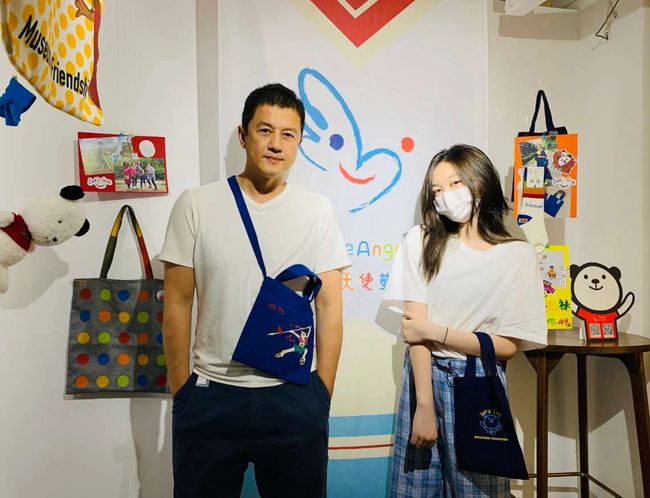 李亚鹏有多宠女儿？亲吻大腿风波后，本尊：女儿脚趾头都是臭香的