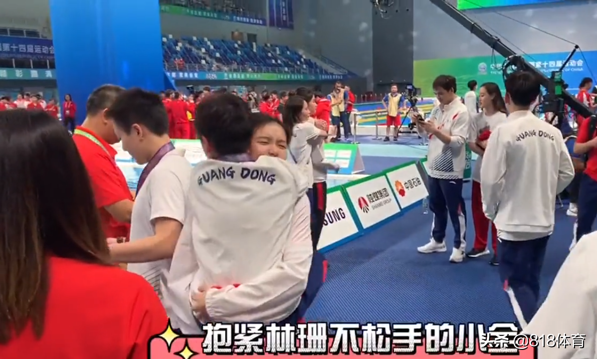 团宠!全红婵被奥运冠军任茜公主抱,考拉般挂在师姐林珊身上不撒手